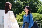「週刊 元恋人を作る」より、(左から)高橋ひかる、富田鈴花。