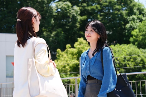「週刊 元恋人を作る」より、(左から)高橋ひかる、富田鈴花。