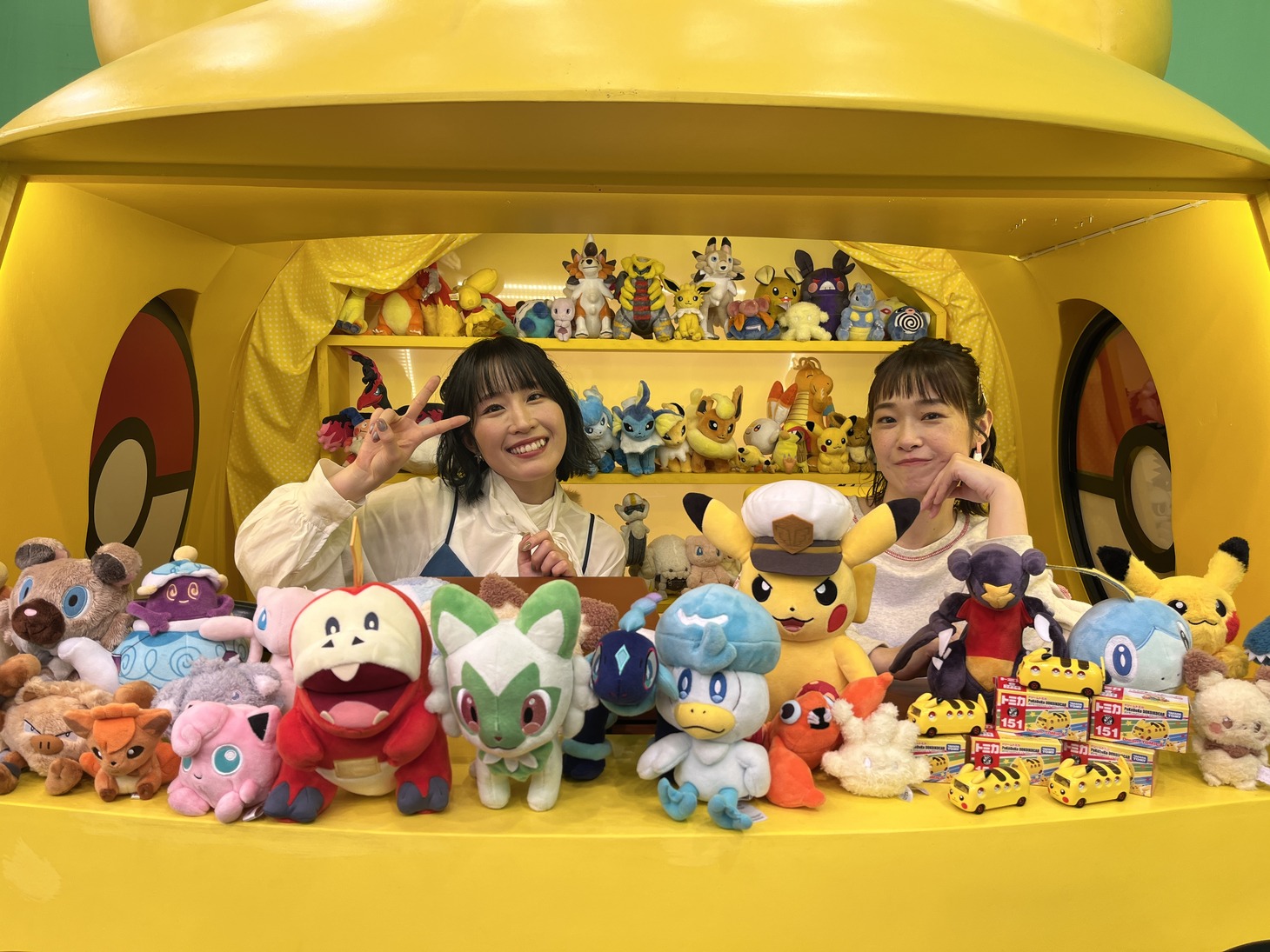 左から鈴木みのり、寺崎裕香。