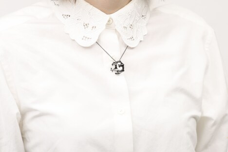 「『薔薇王の葬列』王冠リング」の使用イメージ。