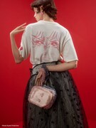 Tシャツとフリルポーチの着用イメージ。