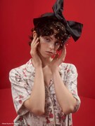 「【ベルサイユのばら】開襟シャツ」オフホワイトの着用イメージ。