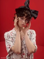 「【ベルサイユのばら】開襟シャツ」オフホワイトの着用イメージ。