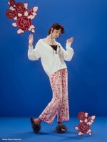 ジャガードニットカーディガン、ロングパンツの着用イメージ。