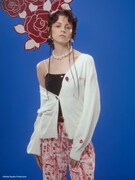 ジャガードニットカーディガン、ロングパンツの着用イメージ。