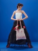 フリルトートバッグの使用イメージ。