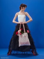 フリルトートバッグの使用イメージ。