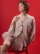 ジャガードニットカーディガンの着用イメージ。