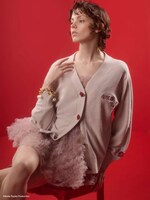 ジャガードニットカーディガンの着用イメージ。