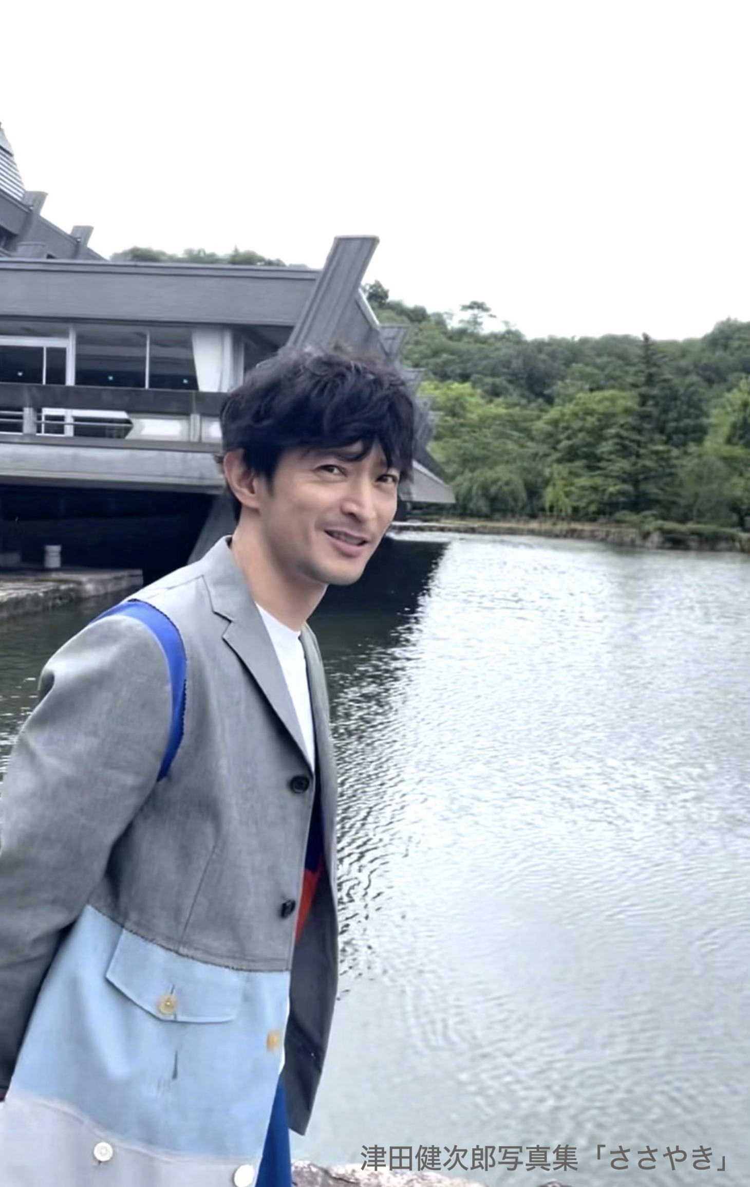 モダン建築を楽しみながら散策する津田健次郎。