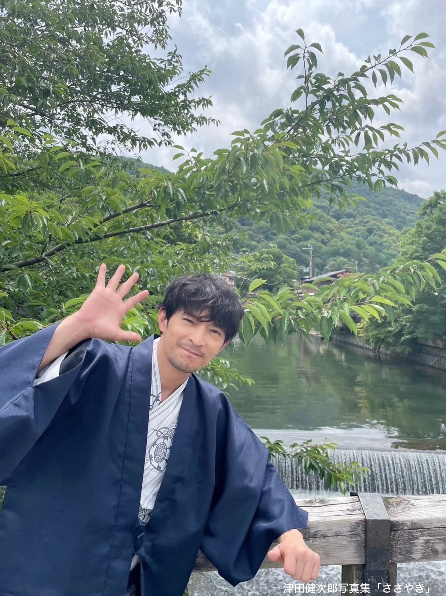 京都・嵐山でくつろぐ浴衣姿の津田健次郎。