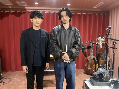 常田大希のスタジオでの2ショット。左から津田健次郎、常田大希。 (c)NHK