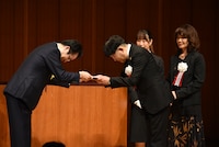 ヤマザキマリととり・みきの贈呈式の様子。