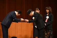 ヤマザキマリととり・みきの贈呈式の様子。