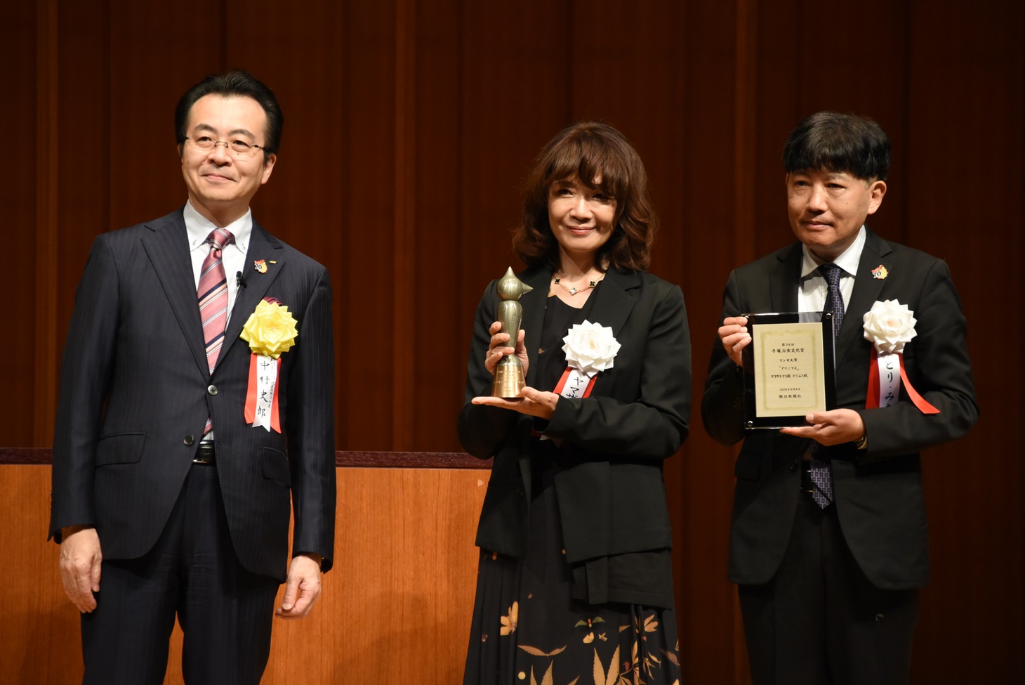 ヤマザキマリととり・みきの贈呈式の様子。