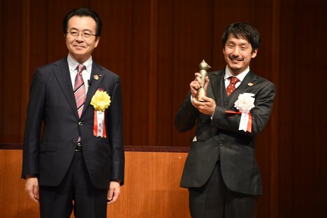 坂上暁仁(右)の贈呈式の様子。