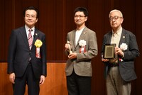 コミティア実行委員会の贈呈式の様子。