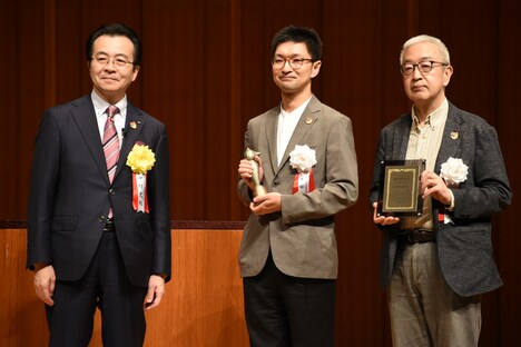 コミティア実行委員会の贈呈式の様子。