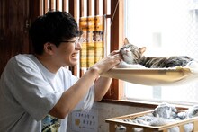 「ミキ・亜生が語る 保護猫の迎え方」企画より。（撮影：志水隆）