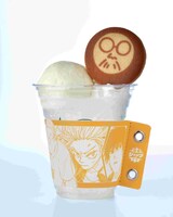 「『SAKAMOTO DAYS』坂本商店ドリンク」カップスリーブ付き。 (c)鈴木祐斗／集英社