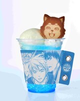 「『黒子のバスケ』キセキのドリンク」カップスリーブ付き。 (c)藤巻忠俊／集英社