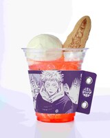 「『呪術廻戦』じゅじゅジュース」カップスリーブ付き。 (c)芥見下々／集英社