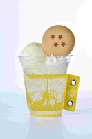 「『DRAGON BALL』悟空の超パイナップルジュース」カップスリーブ付き。 (c)バード・スタジオ／集英社