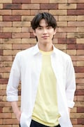 飯田智宏を演じる河野純喜(JO1)。