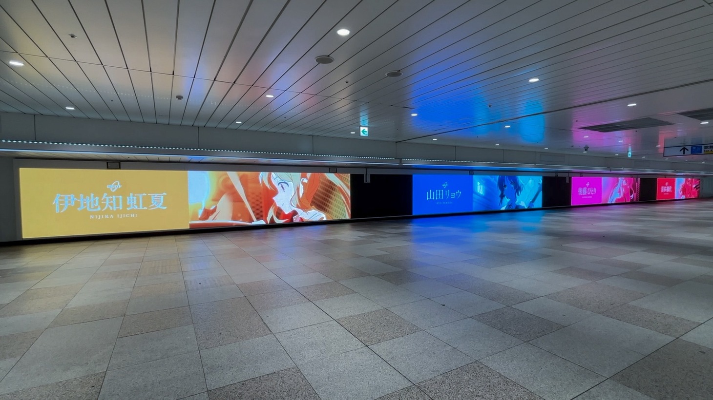 JR新宿駅で展開されている広告。