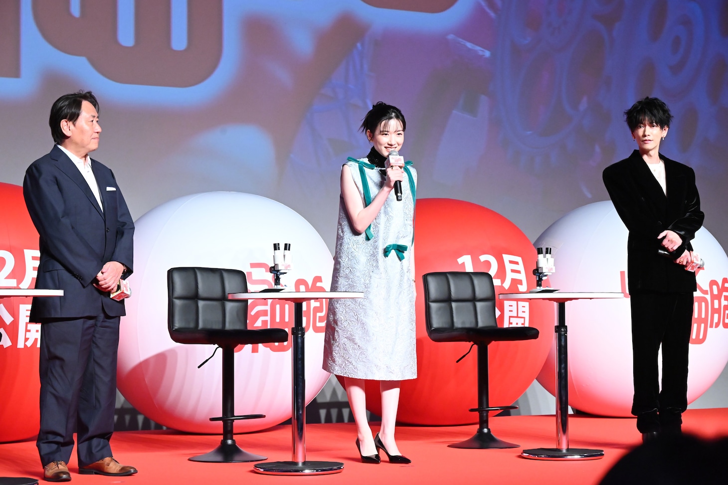 左から武内英樹監督、赤血球役の永野芽郁、白血球役の佐藤健。
