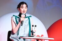 顕微鏡でポスターを見て驚く永野芽郁。