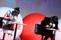 顕微鏡を覗き込む永野芽郁と佐藤健。