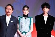 左から武内英樹監督、赤血球役の永野芽郁、白血球役の佐藤健。