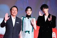 左から武内英樹監督、赤血球役の永野芽郁、白血球役の佐藤健。