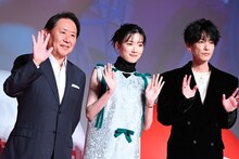 左から武内英樹監督、赤血球役の永野芽郁、白血球役の佐藤健。