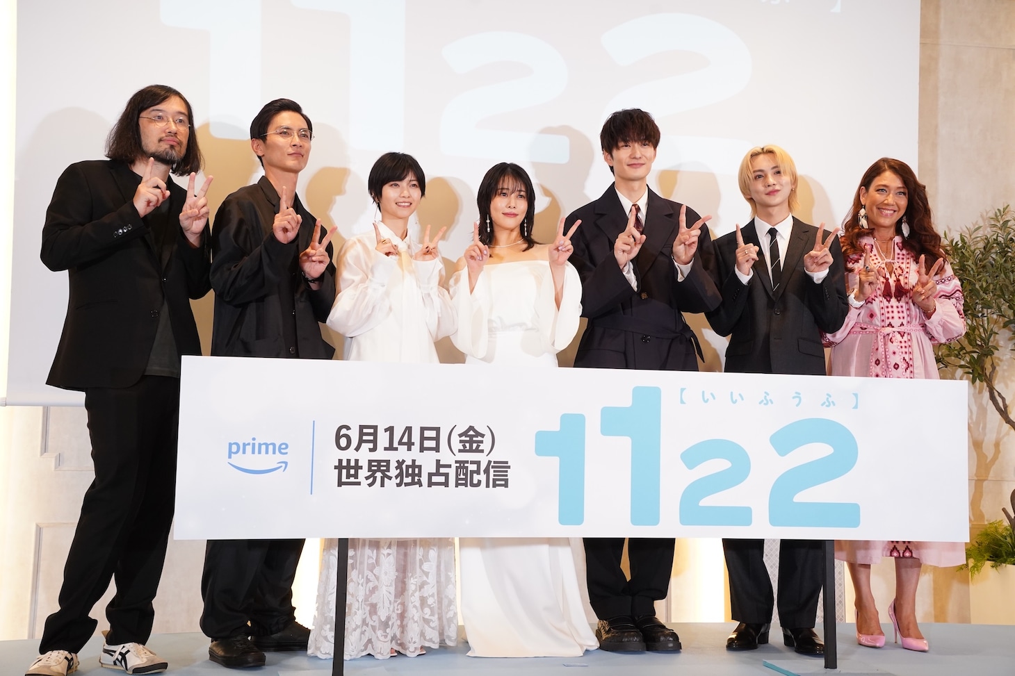 左から今泉力哉、高良健吾、西野七瀬、高畑充希、岡田将生、吉野北人、LiLiCo。