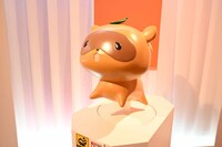 「15周年記念 妖狐×僕SS・藤原ここあ展」第1章で展示されている豆狸となった渡狸のフィギュア。