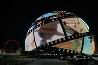 Sphereの外壁ビジョンでの上映の様子。