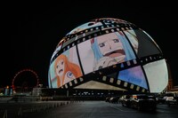 Sphereの外壁ビジョンでの上映の様子。