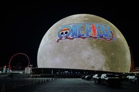 Sphereの外壁ビジョンでの上映の様子。