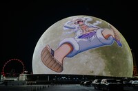 Sphereの外壁ビジョンでの上映の様子。