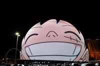 Sphereの外壁ビジョンでの上映の様子。