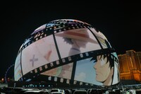 Sphereの外壁ビジョンでの上映の様子。