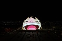 Sphereの外壁ビジョンでの上映の様子。