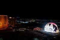 Sphereの外壁ビジョンでの上映の様子。