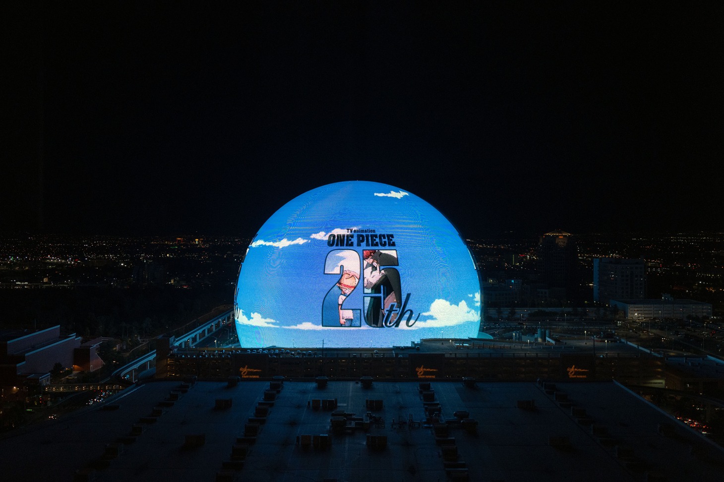 Sphereの外壁ビジョンでの上映の様子。