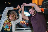 現地で交流を楽しむ矢尾一樹。