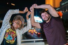 現地で交流を楽しむ矢尾一樹。