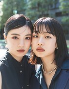 左から京本役の吉田美月喜と、藤野役の河合優実。（PHOTOGRAPHY：OTSUJI TAKAHIRO）