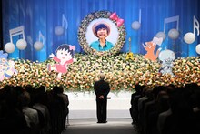 弔辞を述べる中尾隆聖。